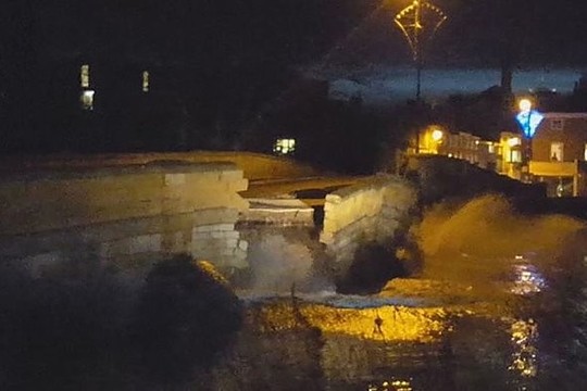 Nufilmuota: neatlaikęs potvynio Anglijoje sugriuvo tiltas