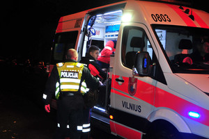 Medikę nuo 14-mečio gynusiam greitosios vairuotojui lūžo koja