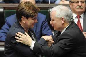 Lenkijos valdžia gniaužia kumščius: nori kontroliuoti spaudą