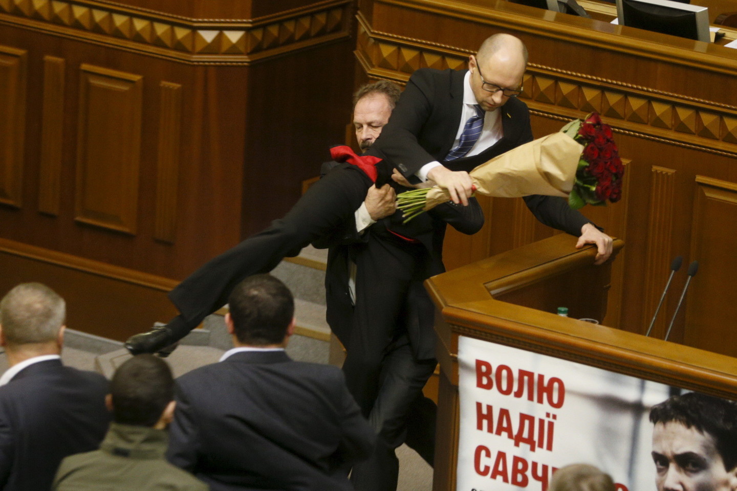 Ukrainos parlamente netrūksta įspūdingų vaizdų.<br>„Reuters“ nuotr.