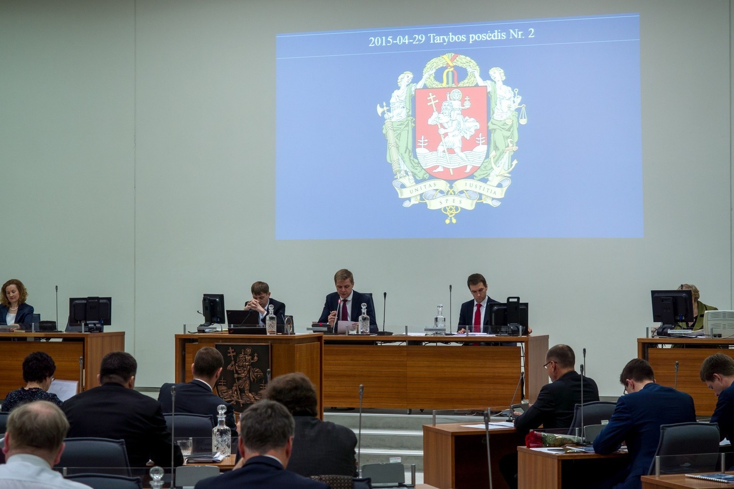 Algos pakilo ir taupančio Vilniaus savivaldybės darbuotojams.