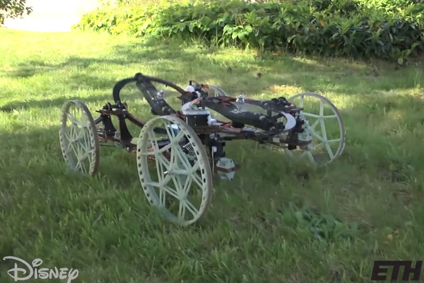 Robotas „VertiGo“ gali ne tik tolygiai judėti žeme, bet ir laipioti sienomis.