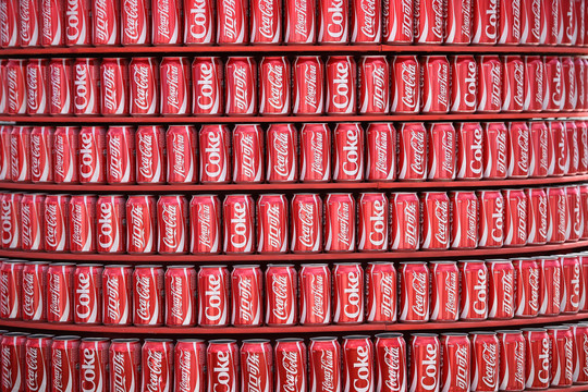 Kompanija „Coca-Cola“ veliasi į naują skandalą