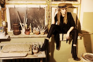 Veros Brežnevos paauglė dukra sužibėjo skrybėlių reklamoje