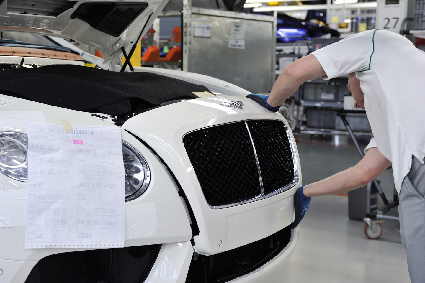„Bentley“ gamykloje visas darbas atliekamas rankomis.<br>Gamintojo nuotr.