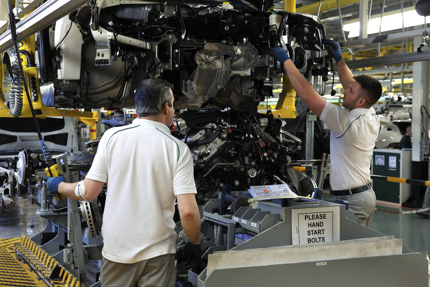 „Bentley“ gamykloje visas darbas atliekamas rankomis.<br>Gamintojo nuotr.
