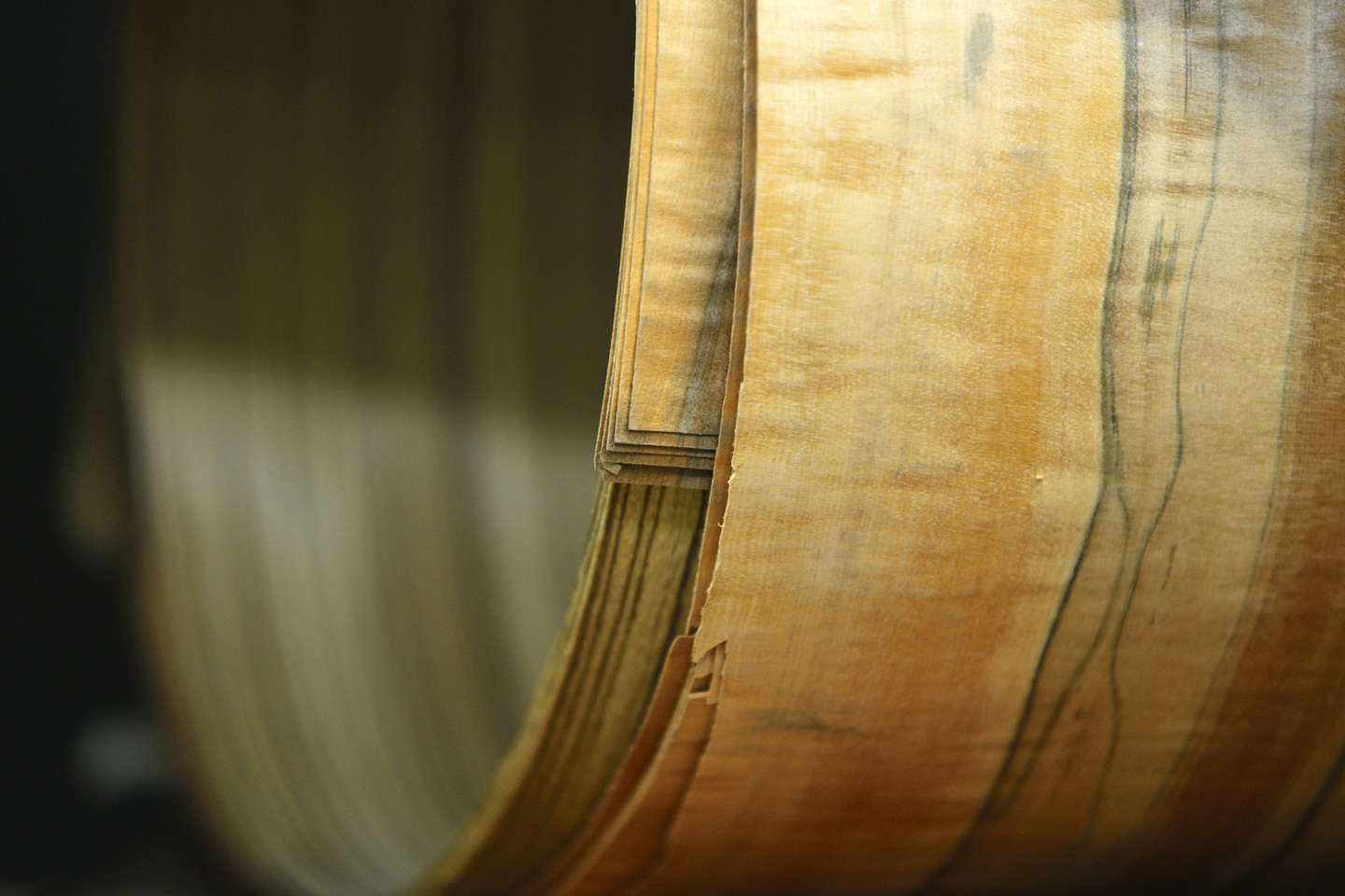 Medžio detalių gamyba labiau primena ne staliaus, o juvelyro darbą.<br>Gamintojo nuotr.
