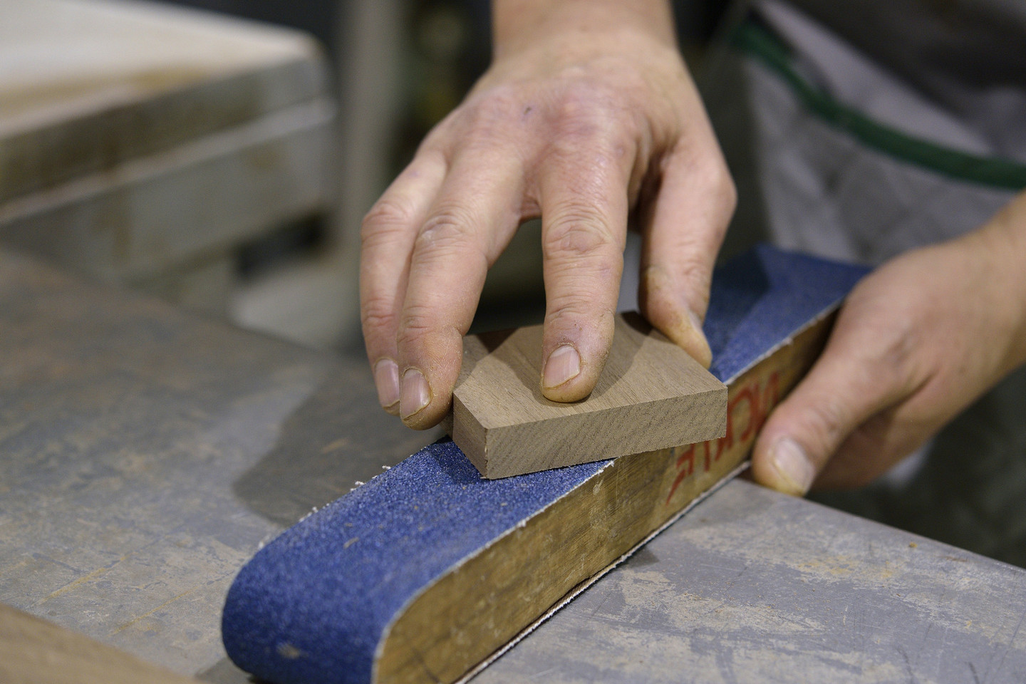 Medžio detalių gamyba labiau primena ne staliaus, o juvelyro darbą.<br>Gamintojo nuotr.