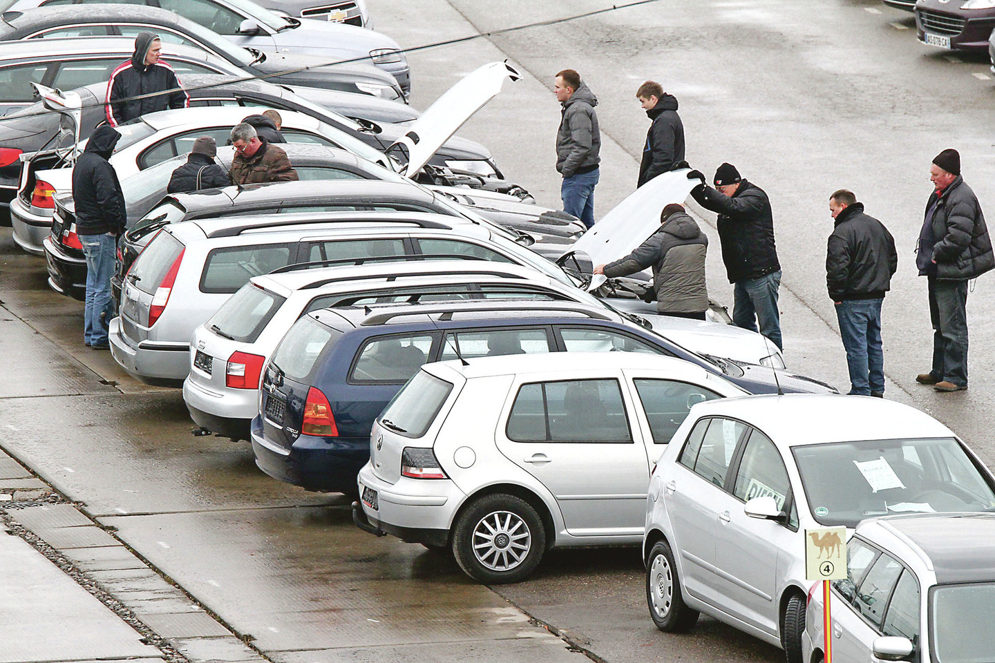 Kauno automobilių turgaus prekeiviai kitąmet tikisi pirkėjų iš Ukrainos.<br>M.Patašiaus nuotr.