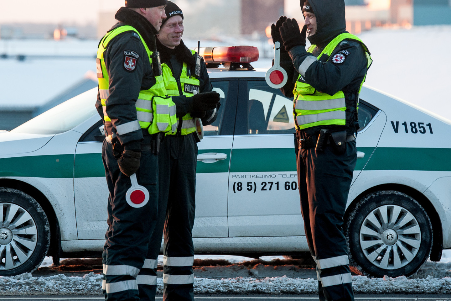 Policijos reido metu Vilniuje absoliuti dauguma vairuotojų buvo drausmingi. Įkliuvo tik du eismo taisykles pažeidę vairuotojai – vienas viršijo greitį, kitas nebuvo pasirūpinęs mašinos įregistravimu.<br>V.Ščiavinsko nuotr.