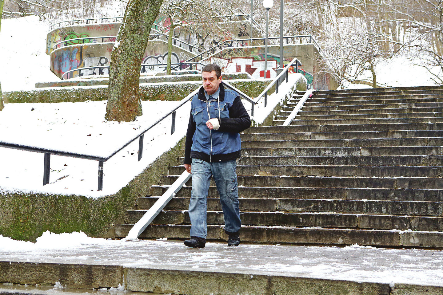 V.Putvinskio gatvę ir Vaistinės skersgatvį jungiantys laiptai – slidūs kaip čiuožykloje. Gruodžio pabaigoje iškritus sniegui, jie nebuvo pabarstyti.