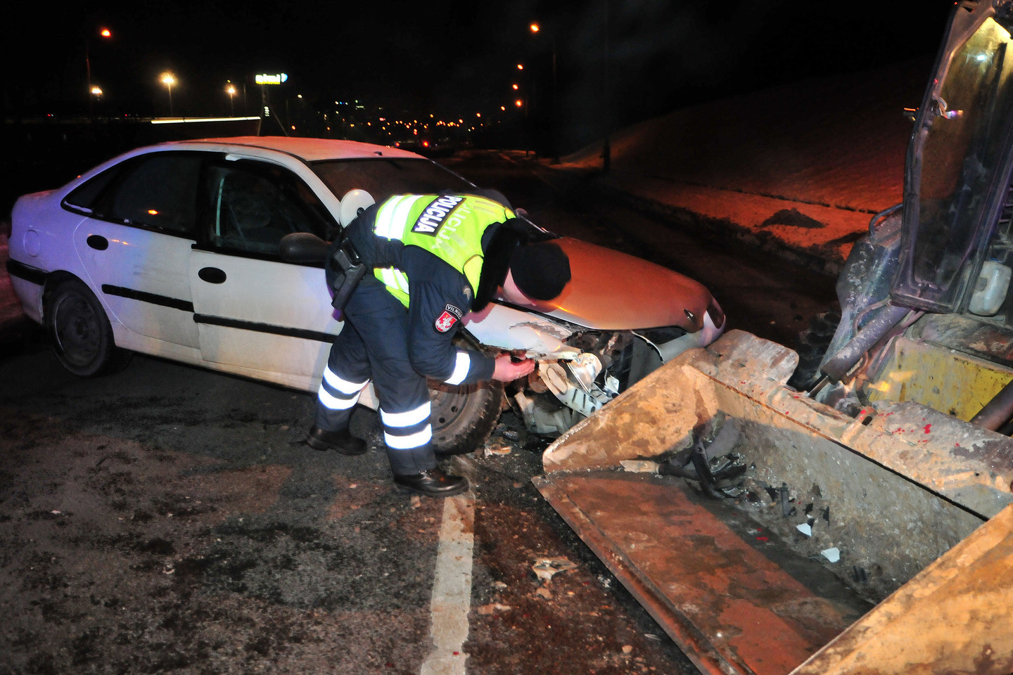 Per „Renault“ ir mini ekskavatoriaus „Bobcat“ kaktomušą Vilniuje nukentėjo žmogus.