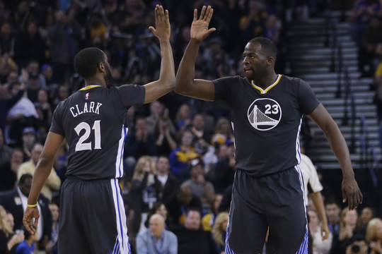 NBA: traumą patyrus S. Curry „Warriors“ išgelbėjo puolėjo šou