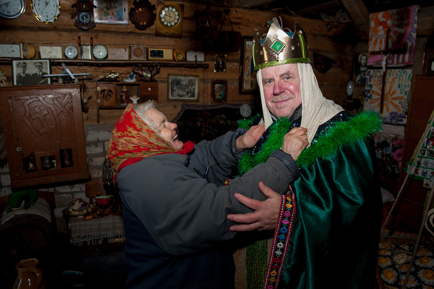 Šeimininkė labai apsidžiaugė, kai vieno iš Trijų Karalių kostiumą pasimatuoti sutiko fotografas Vladas Ščiavinskas.<br>V.Ščiavinsko nuotr.