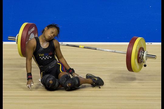 Genesis Rodriguez iš Venesuelos per Pan Amerikos žaidynes mėgino pakelti 53 kilogramų svorį, bet susmuko. Tiesa, ji iškovojo sidabrą.<br>AP nuotr.