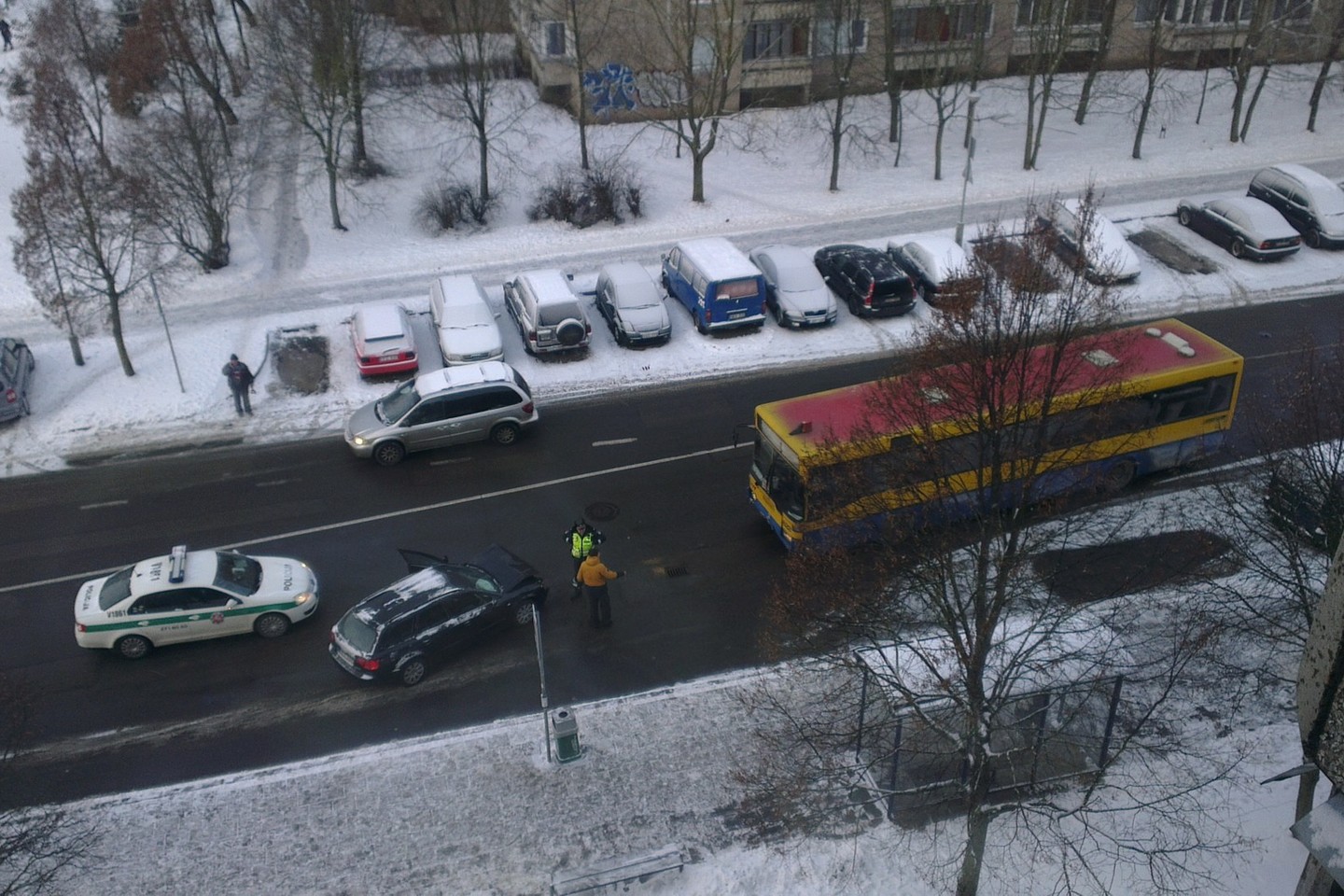 Pirmadienio rytą Vilniuje kelio nepasidalijo „Audi“ ir autobusas.