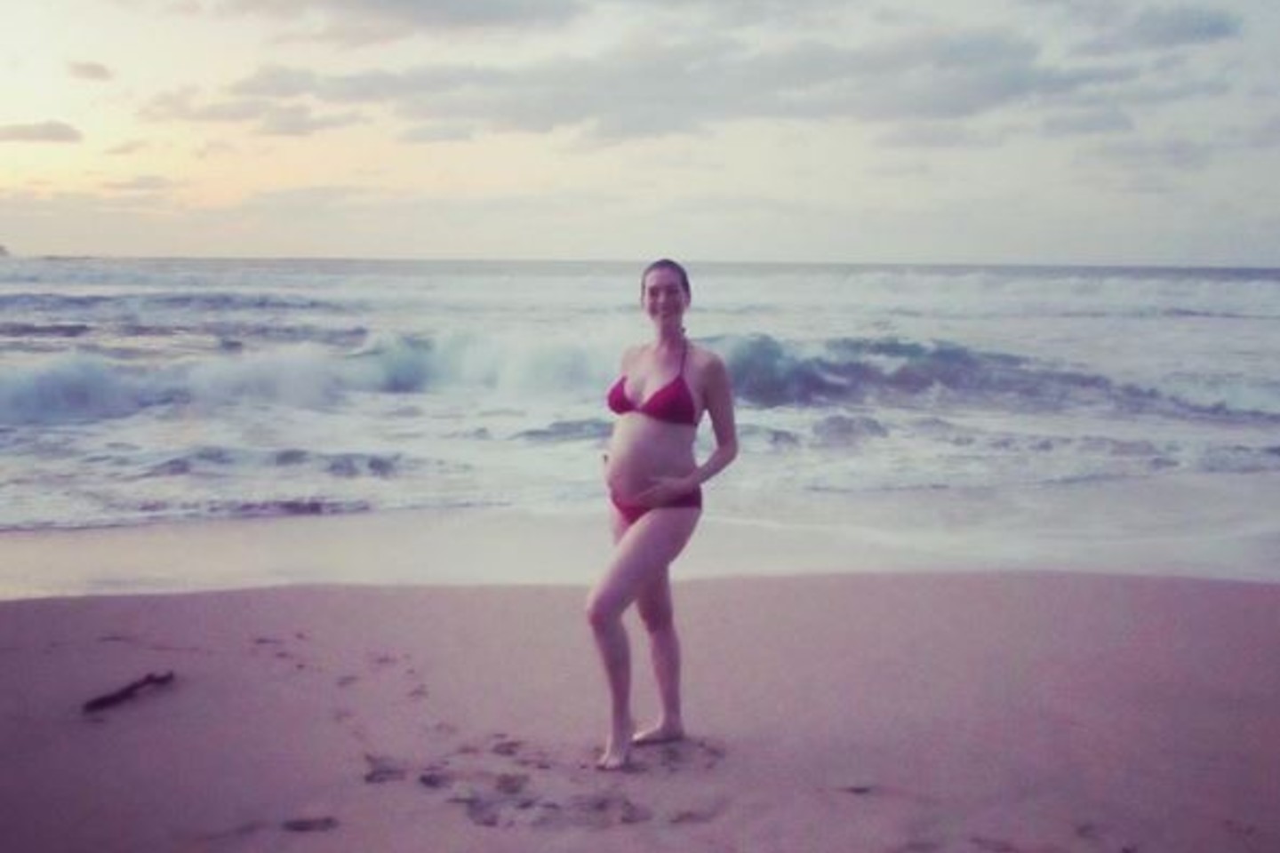 A.Hathaway norėjo, kad po pasaulį pasklistų jai patinkanti nėštukės nuotrauka.<br>„Instagram“ nuotr.
