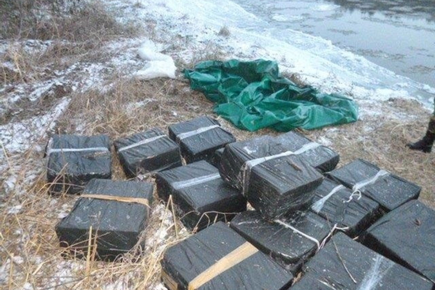 Kapčiamiesčio pasieniečiai perėmė Nemunu iš Baltarusijos plukdytą kontrabandos krovinį.