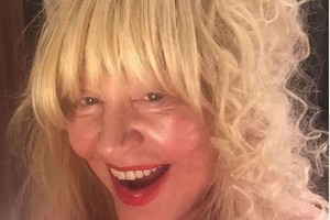 Gerbėjai eina iš proto – Ala Pugačiova pasidarė pirmą asmenukę