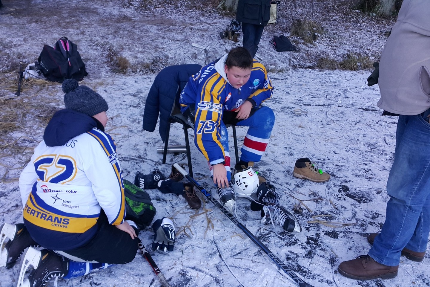 Ant ežero ledo vyksta ir jaunųjų sportininkų treniruotės.<br>V.Gedvilo nuotr.