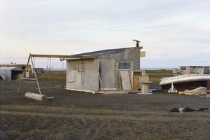 Iš atliekų suręstos trobelės atlaiko net stingdantį šaltį