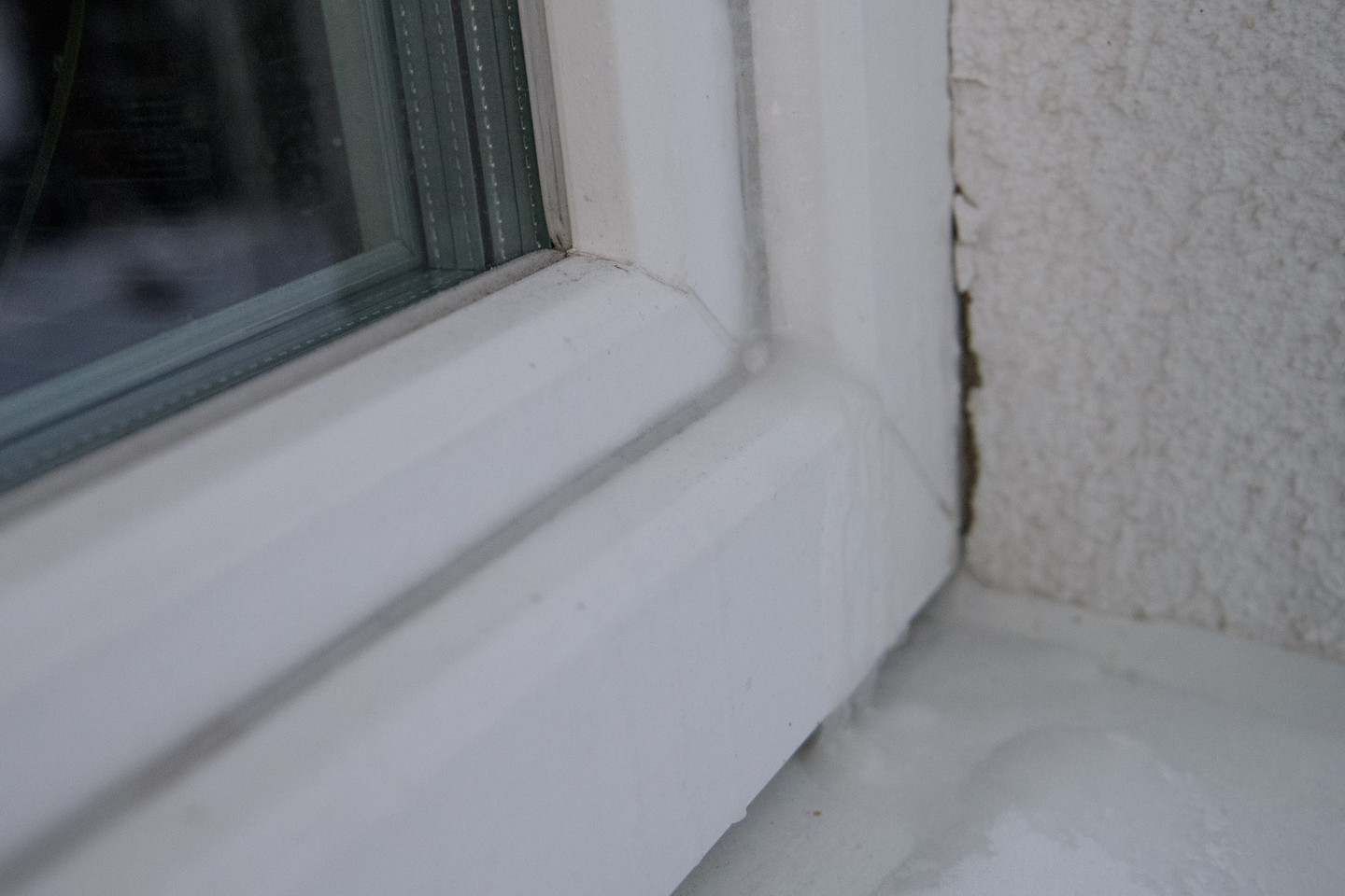 Vilnietis E.Strupaitis nusprendė savo namų langų plyšius susandarinti vandeniu, kuris per speigus kaipmat užšąla.<br>D.Umbraso nuotr.