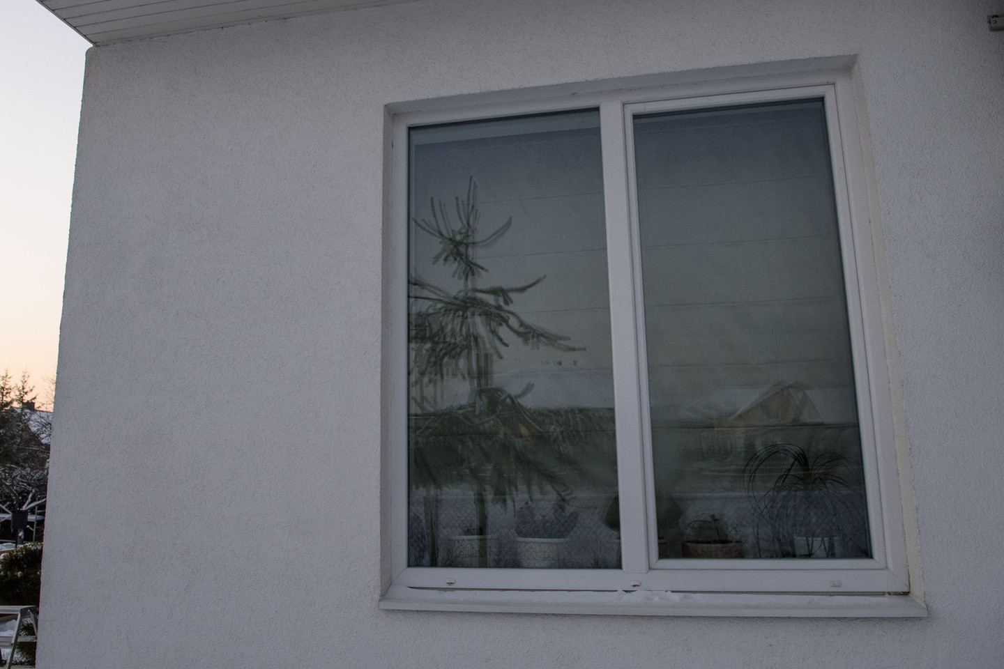 Vilnietis E.Strupaitis nusprendė savo namų langų plyšius susandarinti vandeniu, kuris per speigus kaipmat užšąla.<br>D.Umbraso nuotr.