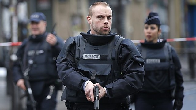Paryžiuje nušautas vyras buvo su netikra savižudžio liemene