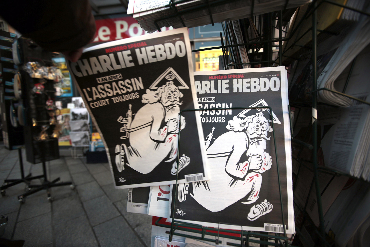 „Charlie Hebdo“ numeris, minintis metus nuo teroro išpuolio, išleidžiamas net vieno milijono kopijų tiražu.<br>„Reuters“/“Scanpix“ nuotr.