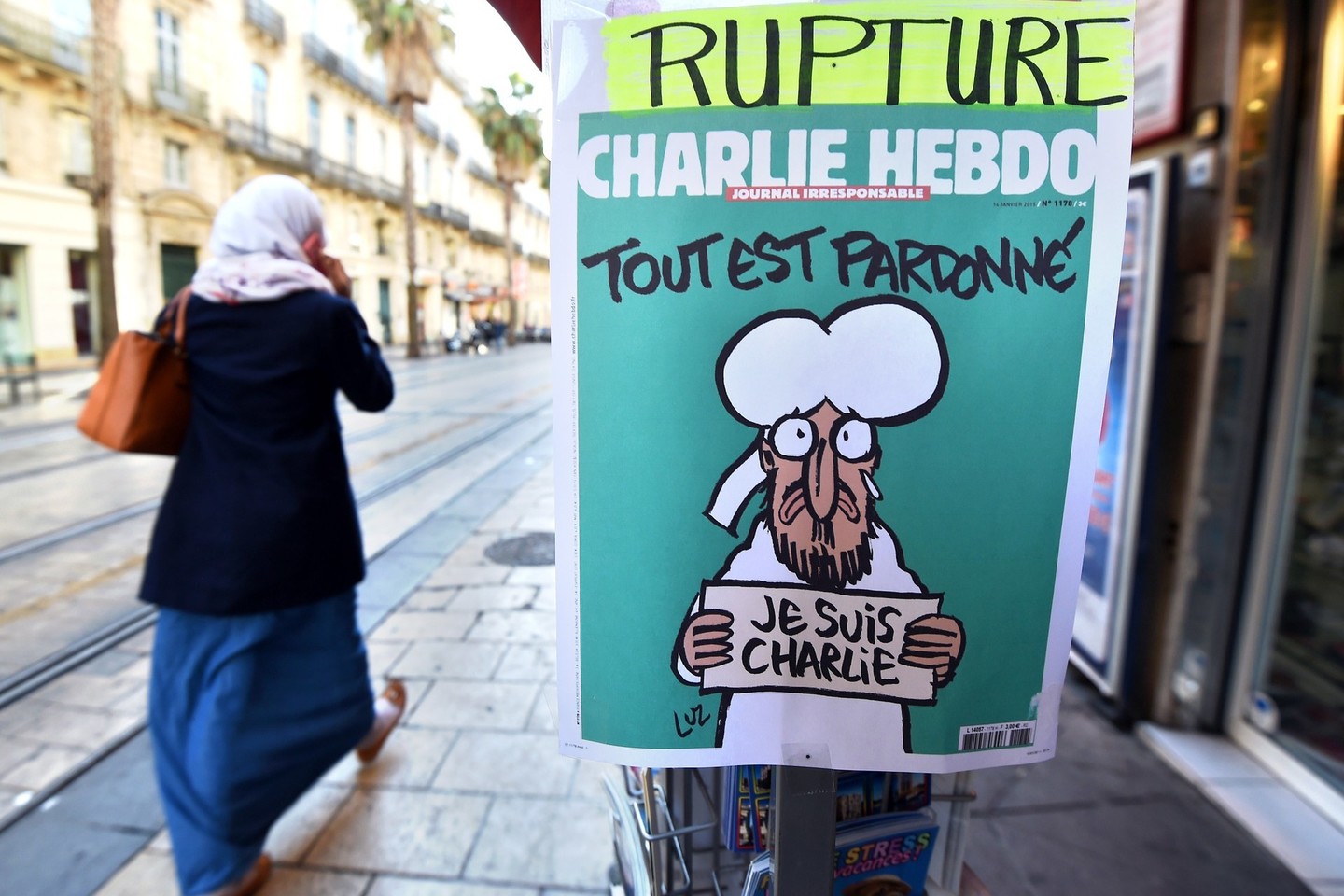 Tačiau „Charlie Hebdo“ nesustojo ir žengė drąsų žingsnį: praėjus savaitei po išpuolio nuo Prancūzijos satyrinio savaitraščio viršelio žvelgė ašarojantis pranašas Mahometas. Užrašas virš jo skelbė „Viskas atleista“.<br>„AFP“/“Scanpix“