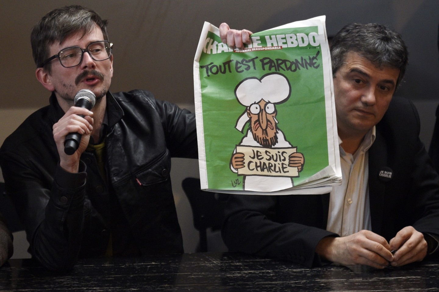 Antai vienas ryškiausių žurnalo karikatūristų, Renaldas Luzier – Luzas (kairėje), nusprendė palikti „Charlie Hebdo“ redakcijos gretas, nes tiesiog negalėjo susidoroti su nuolatine įtampa.<br>„AFP“/“Scanpix“ nuotr,