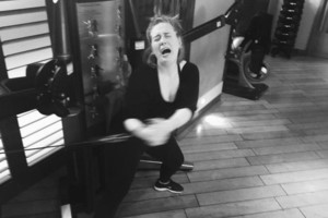 Dainininkė Adele parodė, kokias kančias patiria sporto salėje