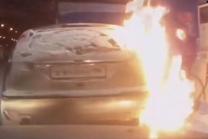 Sunku paaiškinti: moteris degalinėje surengė šiurpų ugnies šou