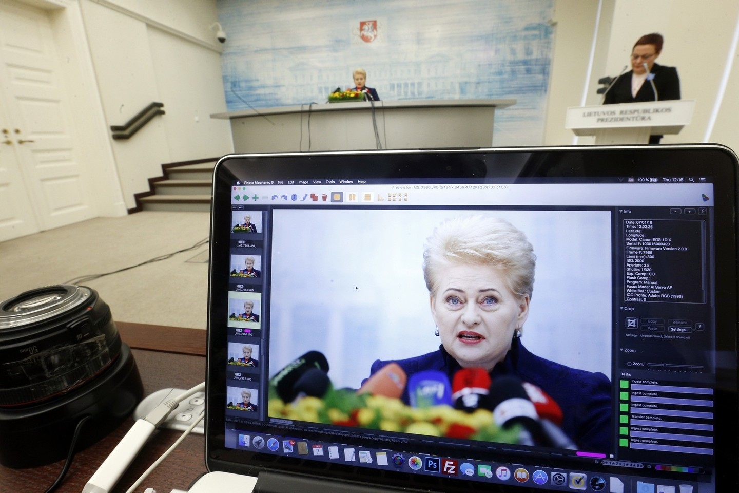 Pernai prezidentė D.Grybauskaitė pareiškė, kad „Lukoil“ pinigais finansuojama Kremliaus karinė agresija Europoje.<br>M.Kulbio nuotr.