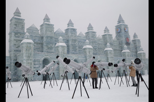 Pasaulio menininkai kūrė įvairiausias ledo skulptūras.<br>„Reuters“/“Scanpix“ nuotr.