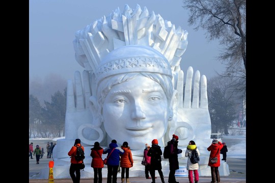 Pasaulio menininkai kūrė įvairiausias ledo skulptūras.<br>„Reuters“/“Scanpix“ nuotr.