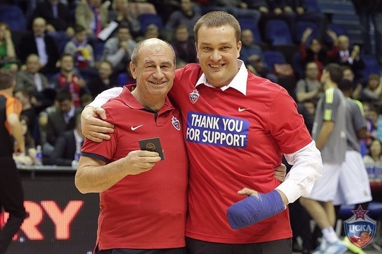 Sumuštas CSKA prezidentas krepšinį stebėjo sugipsuota ranka