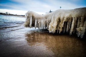 Jūros ir smėlio meilė per šalčius sukūrė stulbinantį grožį