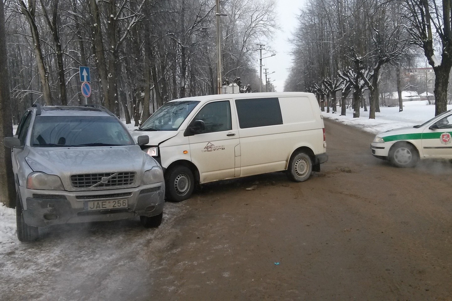 Ukmergėje susidūrus automobiliams nukentėjo vyras.