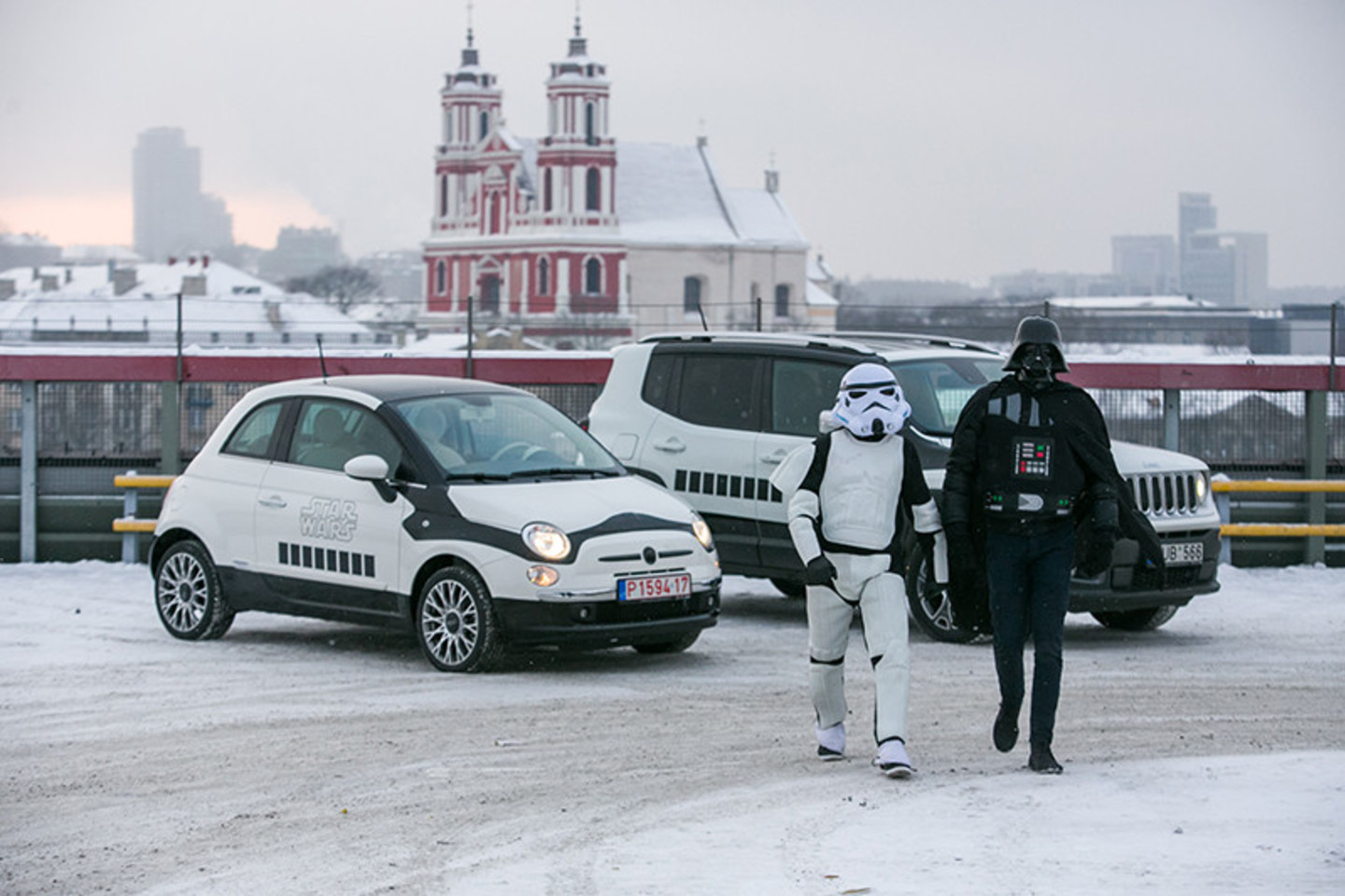 Važinėdami po sostinės gatves, jie miestiečius kvietė į naujausią kosminės epopėjos filmą „Žvaigždžių karai: galia nubunda“.