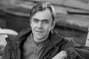 Iš kvaišalų pragaro pakilęs kunigas K. Dvareckas padeda kitiems