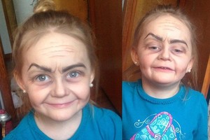 Makiažo užsigeidusi trimetė tapo interneto žvaigžde