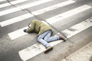 Naujametinė tragedija: po linksmybių prigulė ant kelio ir žuvo