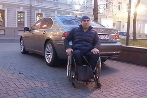 Prabangus automobilis ir neįgalusis prie vairo – neįmanoma?