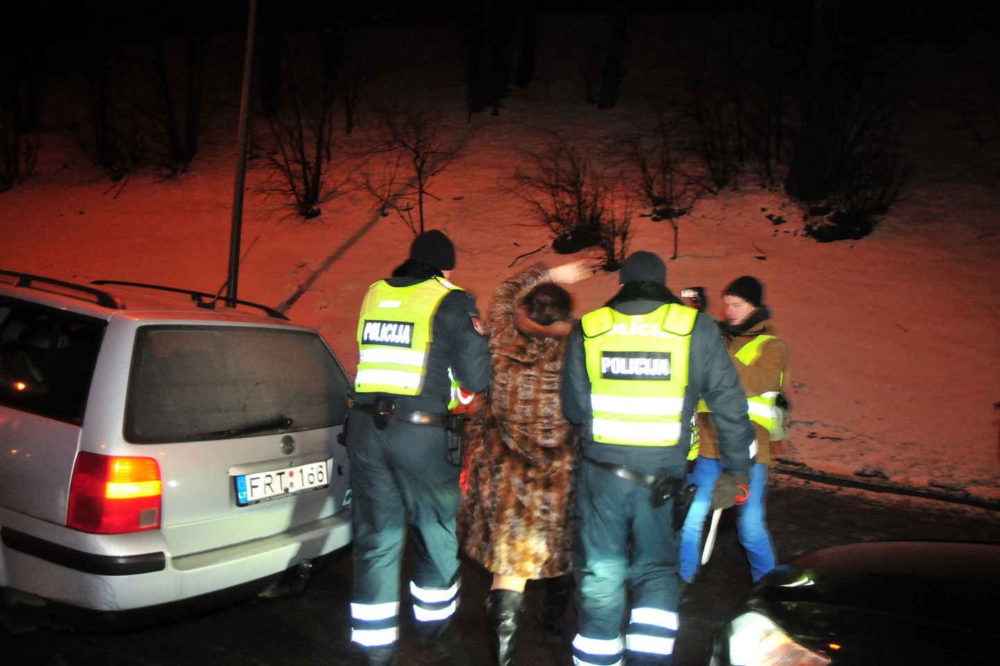 Įsiaudrinusią moterį pareigūnams nuo gatvės teko nuvesti jėga.<br>A.Vaitkevičiaus nuotr.