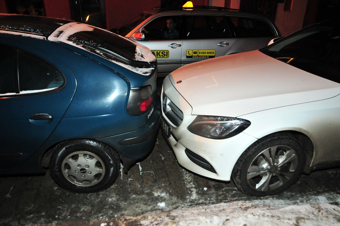 Bandydama sprukti „Renault Megane“ vairuotoja įsirėmė į naują „Mercedes-Benz“.<br>A.Vaitkevičiaus nuotr.