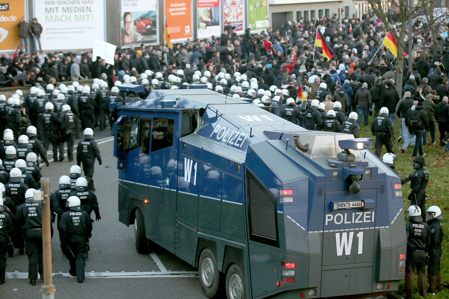 Vokietijoje protestuotojai prieš imigrantus susirėmė su policija.<br>AP nuotr.