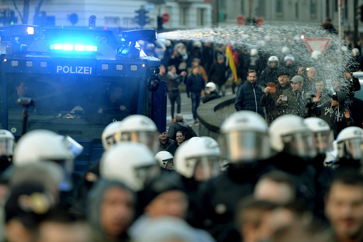 Vokietijoje protestuotojai prieš imigrantus susirėmė su policija.<br>AP nuotr.