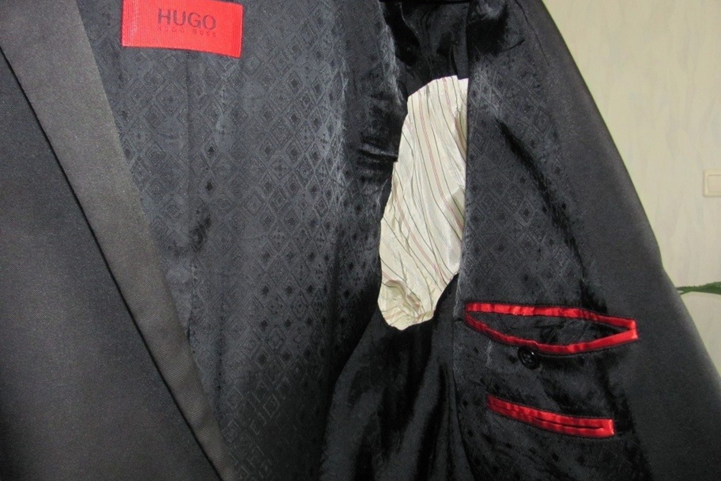 Tačiau už 35 eurus jo niekas neperka, nes gali juodos spalvos „Hugo Boss“ kostiumą nusipirkti už 7 eurus!<br>Skaitytojo nuotr.
