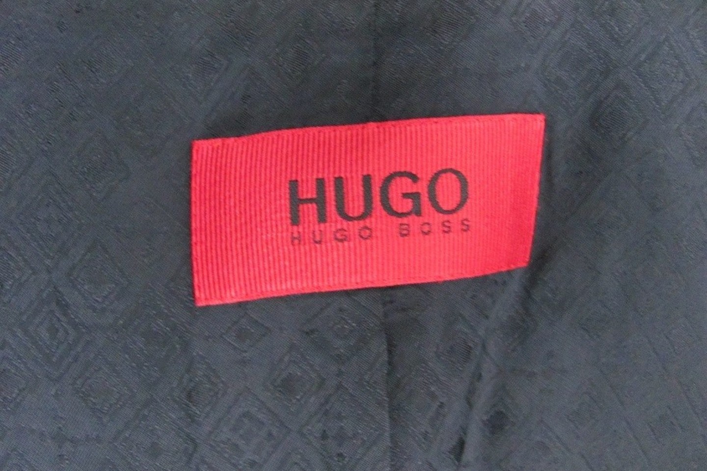 Tačiau už 35 eurus jo niekas neperka, nes gali juodos spalvos „Hugo Boss“ kostiumą nusipirkti už 7 eurus!<br>Skaitytojo nuotr.